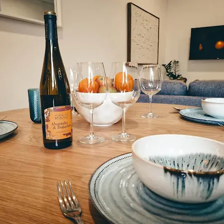 Modern 2-bedroom In The Heart Of Apartment *