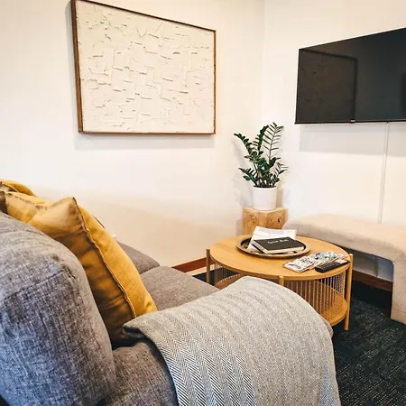 Apartment Modern 2-bedroom In The Heart Of *