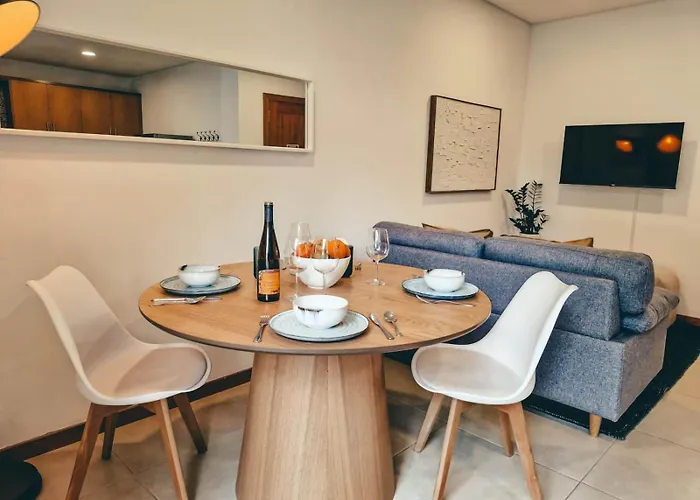 Modern 2-bedroom In The Heart Of *