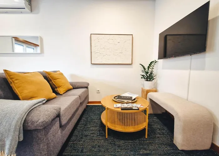 Modern 2-bedroom In The Heart Of *